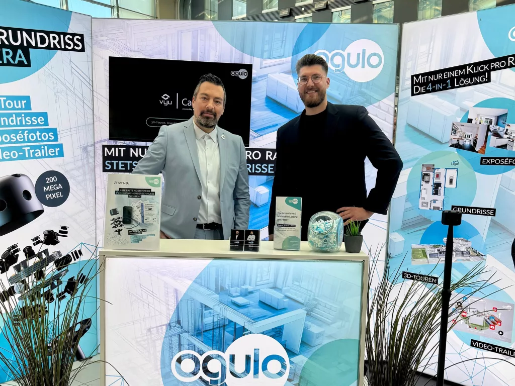 Zwei Teammitglieder am Ogulo-Messestand